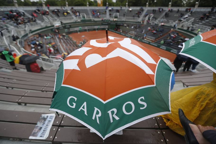Arriva la pioggia sul Roland Garros: stop delle partite in questo sabato. Ap